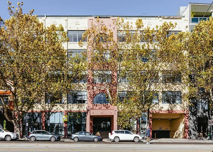 Paris End Of St Kilda Apartment